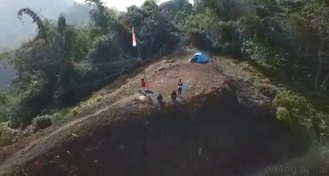Wahyu & Anisa: 'Pemandangan dari puncak bikin lupa waktu.' Camping di Puncak Srege wajib dicoba