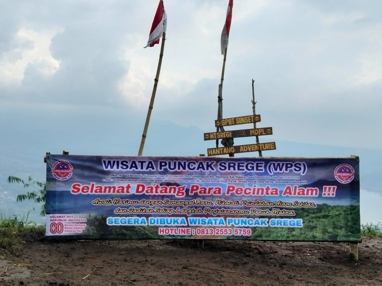 Pengunjung sedang menikmati sunrise dari puncak Bukit Srege
