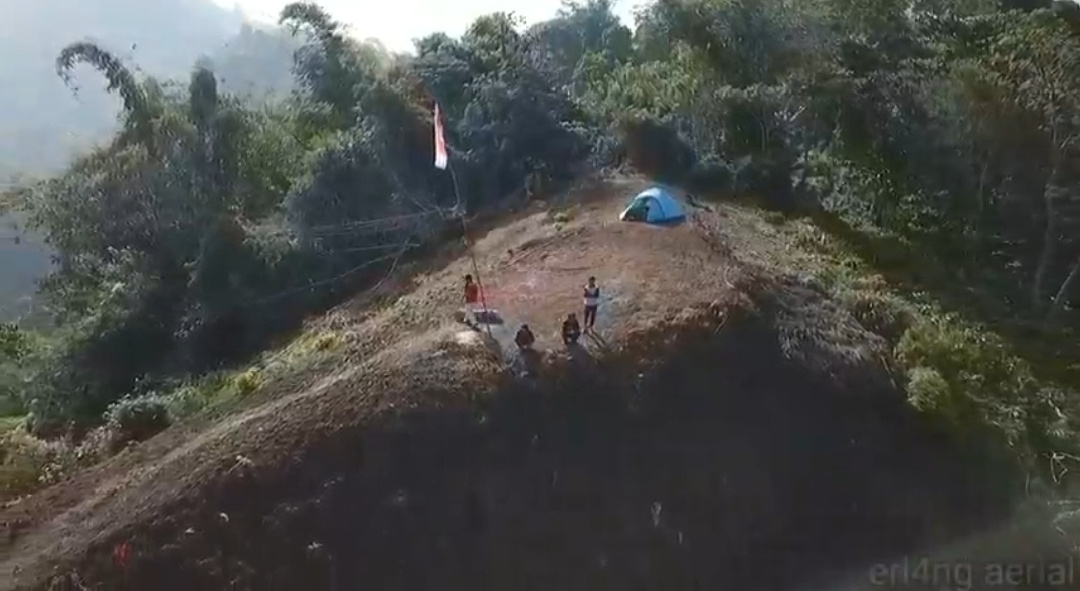 Pemandangan dari puncak Bukit Srege dengan Waduk Selorejo di kejauhan